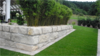 Kreative Gartengestaltung mit Steinmauer von Bergmann Galabau