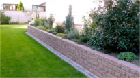 Kreative Gartengestaltung mit Stützmauer von Bergmann Galabau