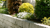 Kreative Gartengestaltung mit Stützmauer von Bergmann Galabau