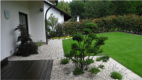 Kreative Gartengestaltung mit Terrasse aus Holz von Bergmann Galabau 